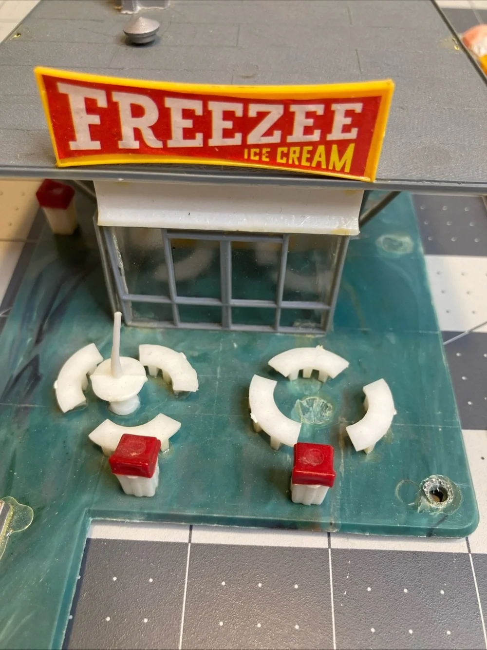 Life-Like HO 1:87 Freezee Drive-in Ice Cream Shop Roadside Stand Built